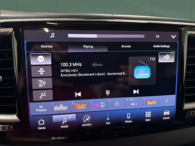 Used 2025 Chrysler Pacifica Limited FWD image 22