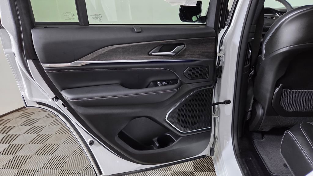 Used 2023 Jeep Grand Cherokee Overland w/ Luxury Tech Group IV AWD/4WD image 31