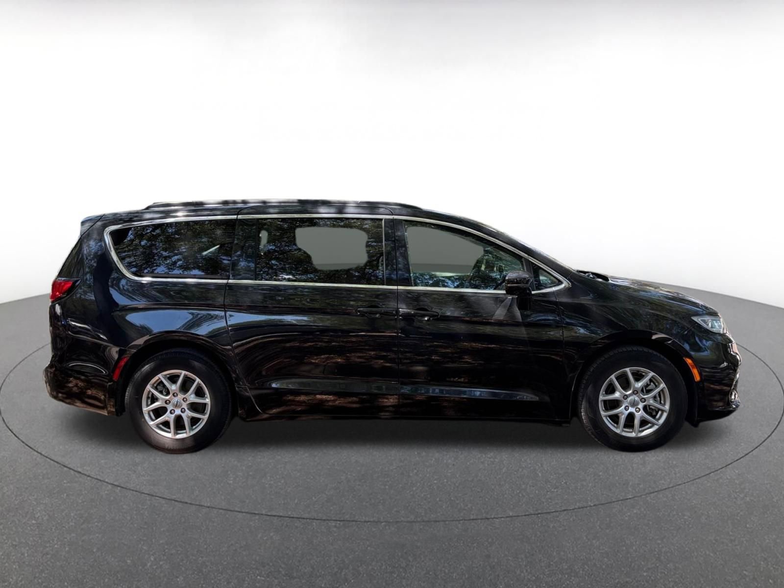 Used 2022 Chrysler Pacifica Touring-L w/ Uconnect Theater Family Group FWD image 8