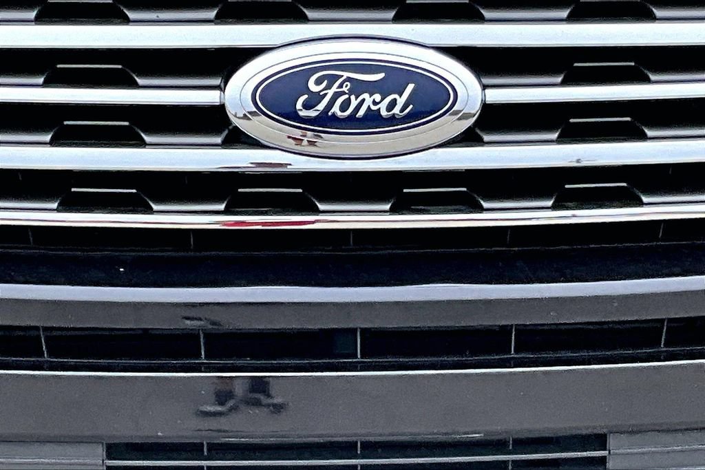 Used 2019 Ford Expedition XLT w/ Equipment Group 201A AWD/4WD image 12