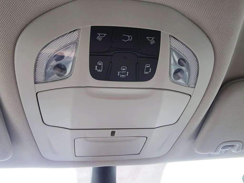 Used 2023 Chrysler Voyager LX FWD image 21