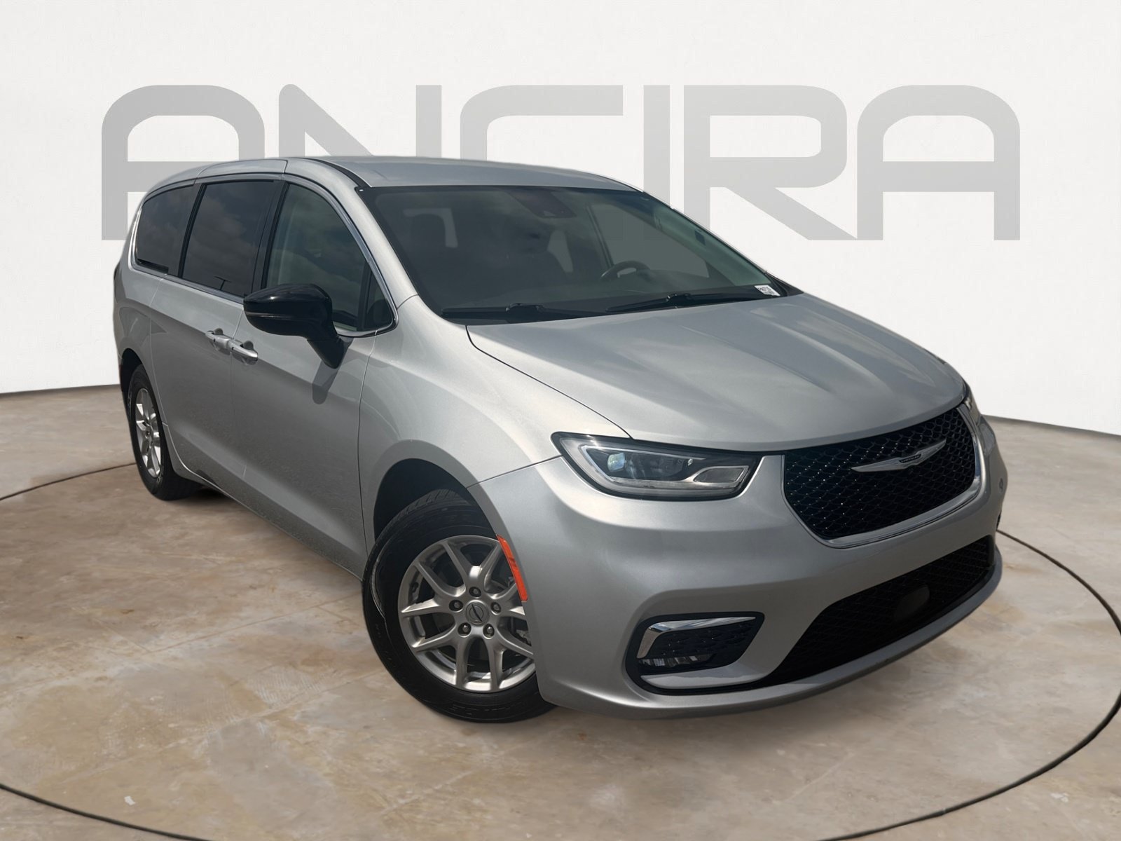 Used 2024 Chrysler Pacifica Touring-L FWD image 4