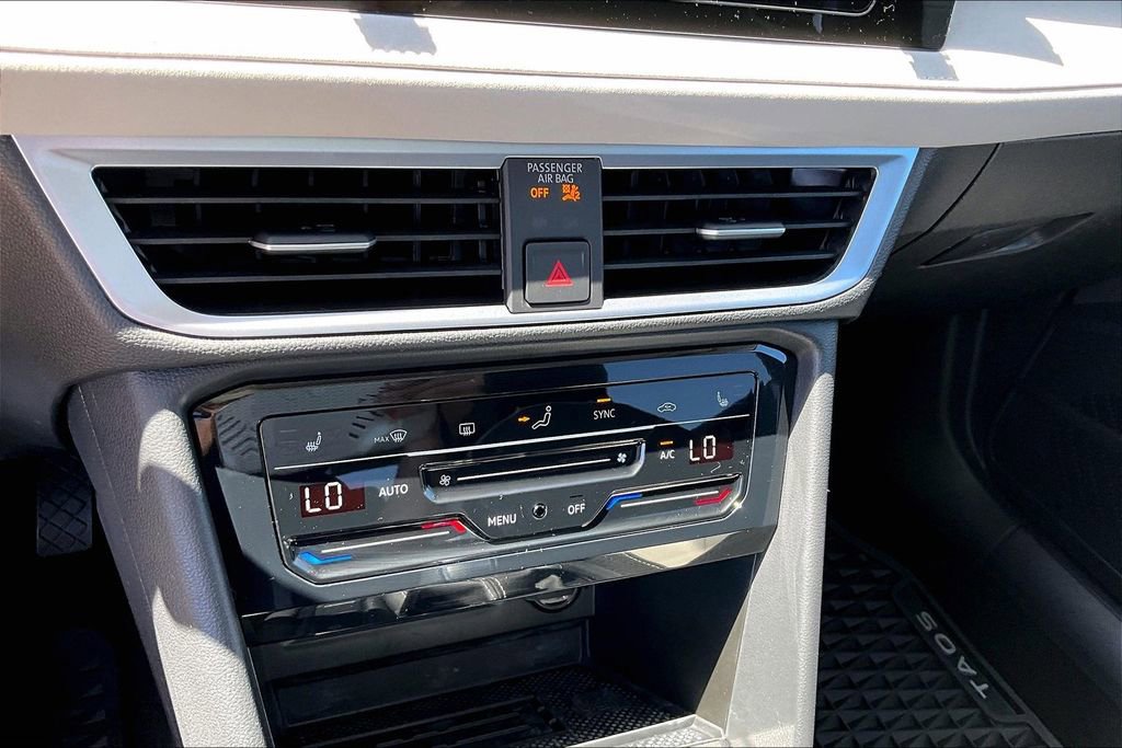 Certified 2025 Volkswagen Taos SE w/ Panoramic Sunroof Package image 16