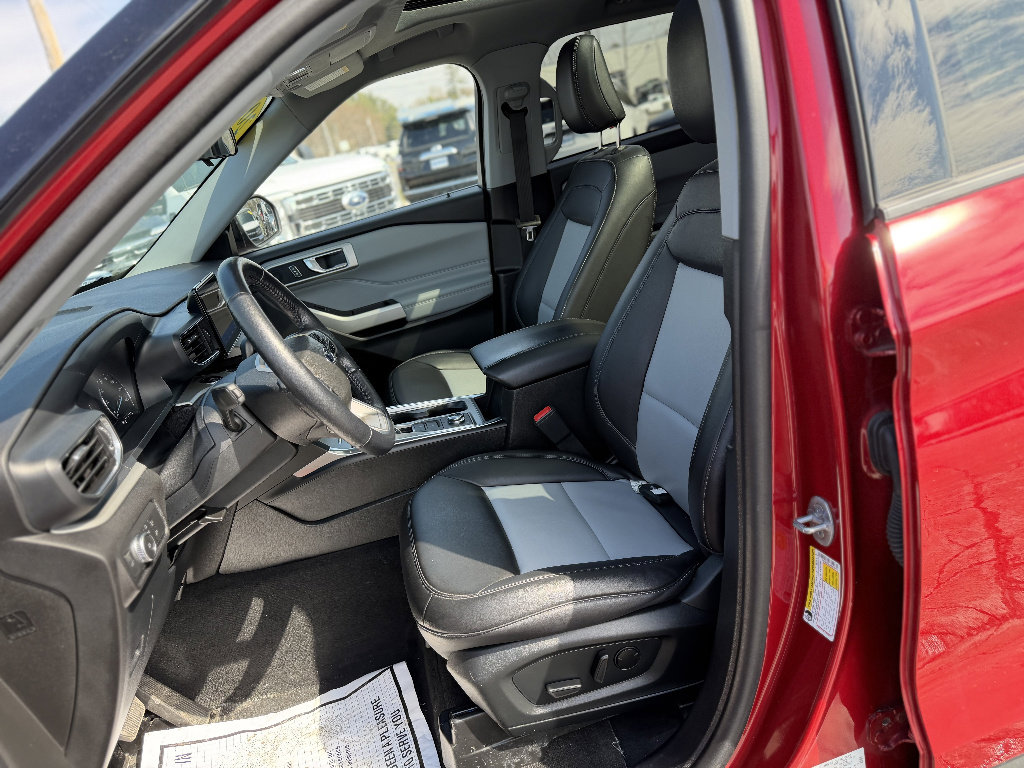 Used 2022 Ford Explorer XLT w/ Equipment Group 202A image 12
