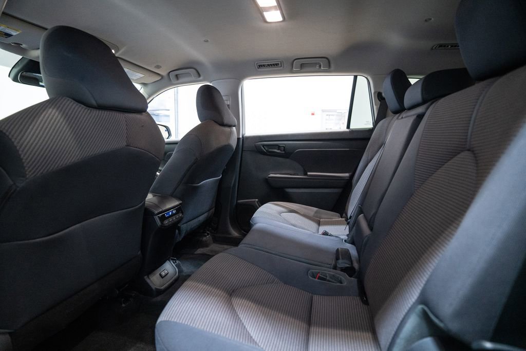 Used 2023 Toyota Highlander LE FWD image 32