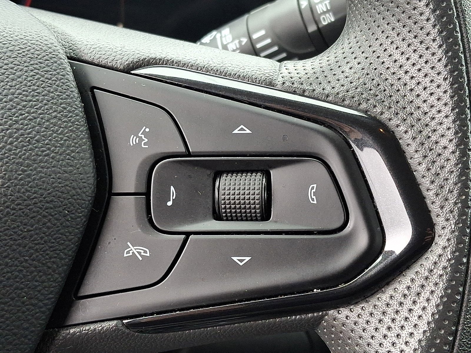 Used 2025 Chevrolet Trax LT FWD image 20