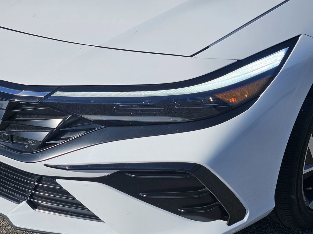 Used 2025 Hyundai Elantra Limited image 5