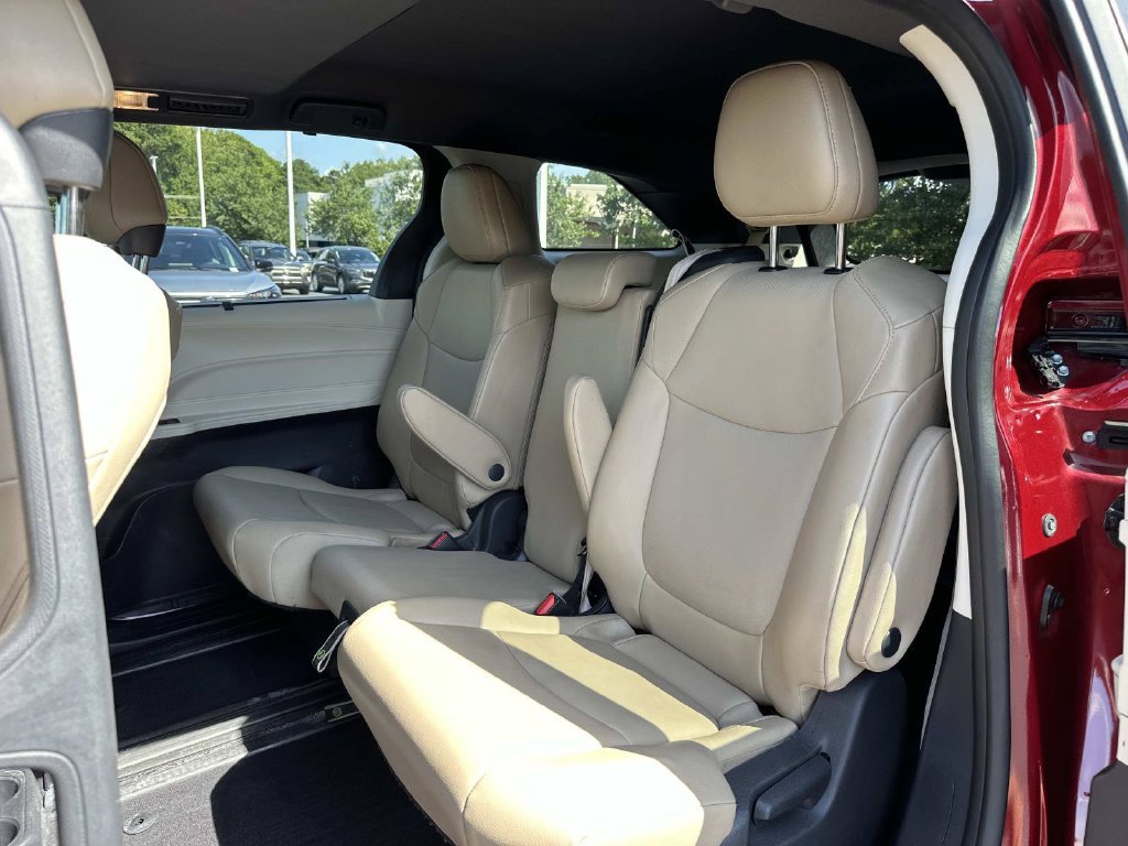 Used 2024 Toyota Sienna XLE FWD image 13