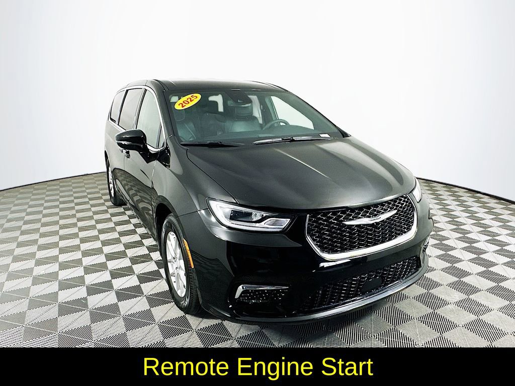 Certified 2025 Chrysler Pacifica Select image 3