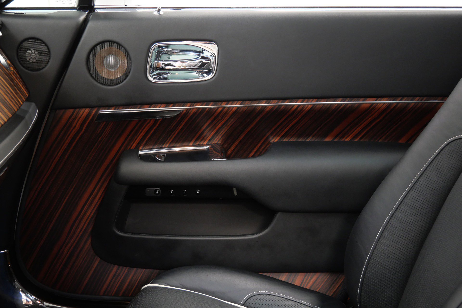 Used 2016 Rolls-Royce Wraith RWD image 39