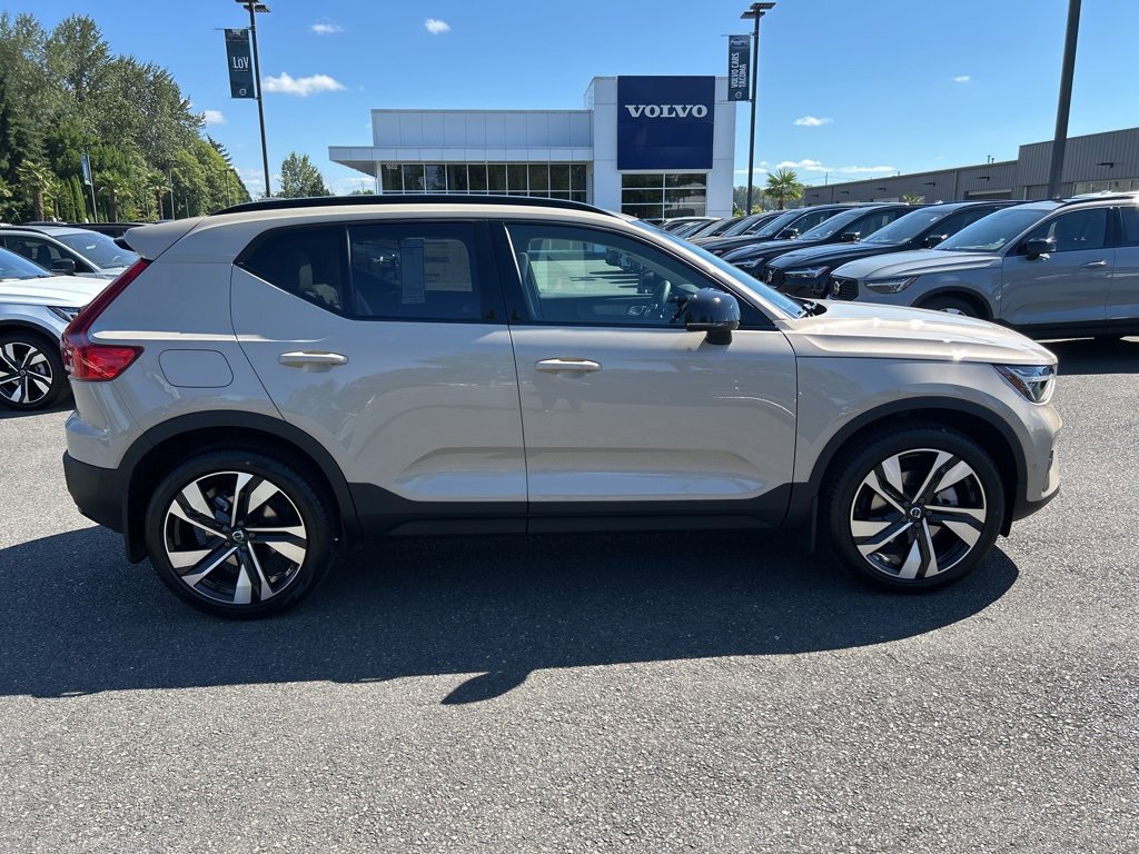 New 2026 Volvo XC40 B5 Ultra w/ Protection Package Premier image 9