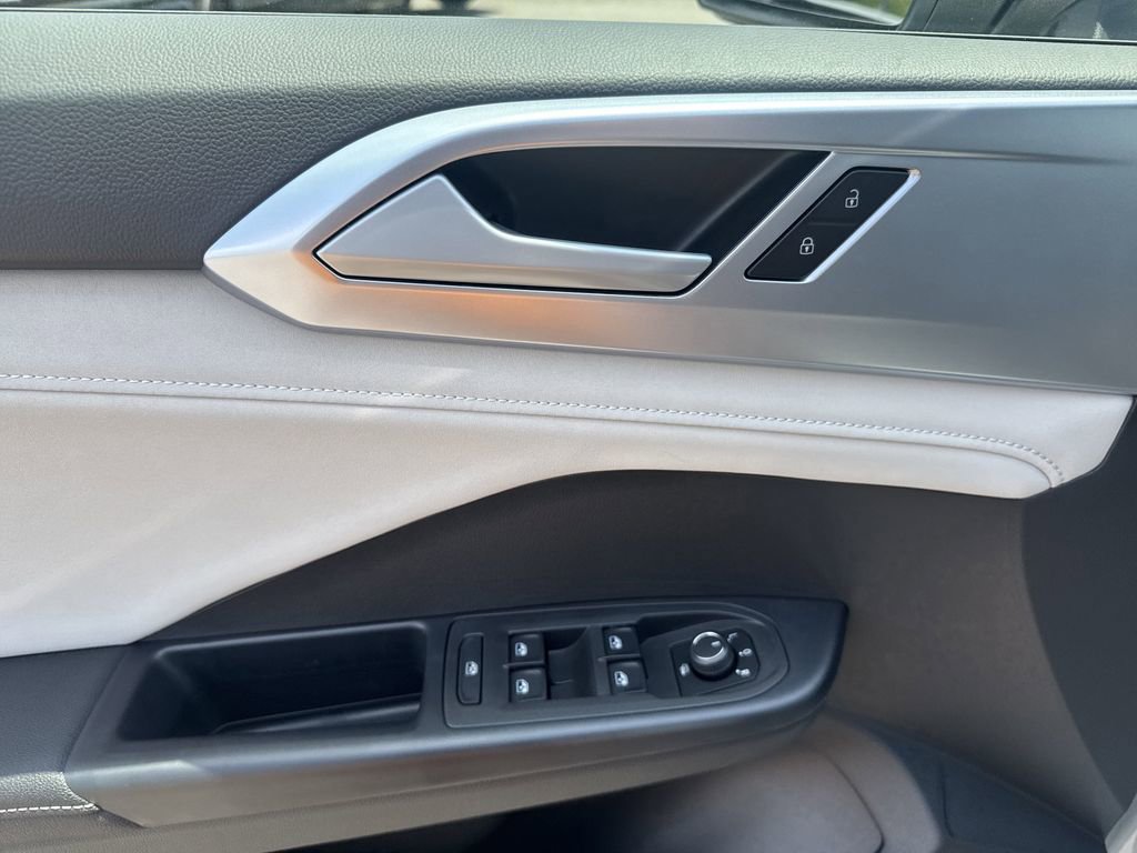 New 2025 Volkswagen Taos SE image 21