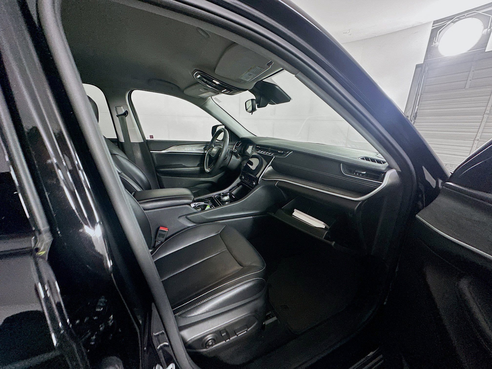 Used 2023 Jeep Grand Cherokee Limited image 31