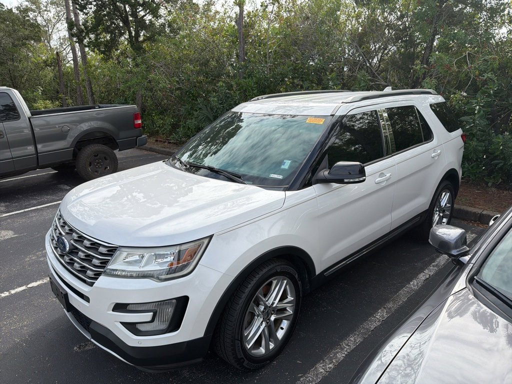 Used 2016 Ford Explorer XLT w/ Equipment Group 202A image 4