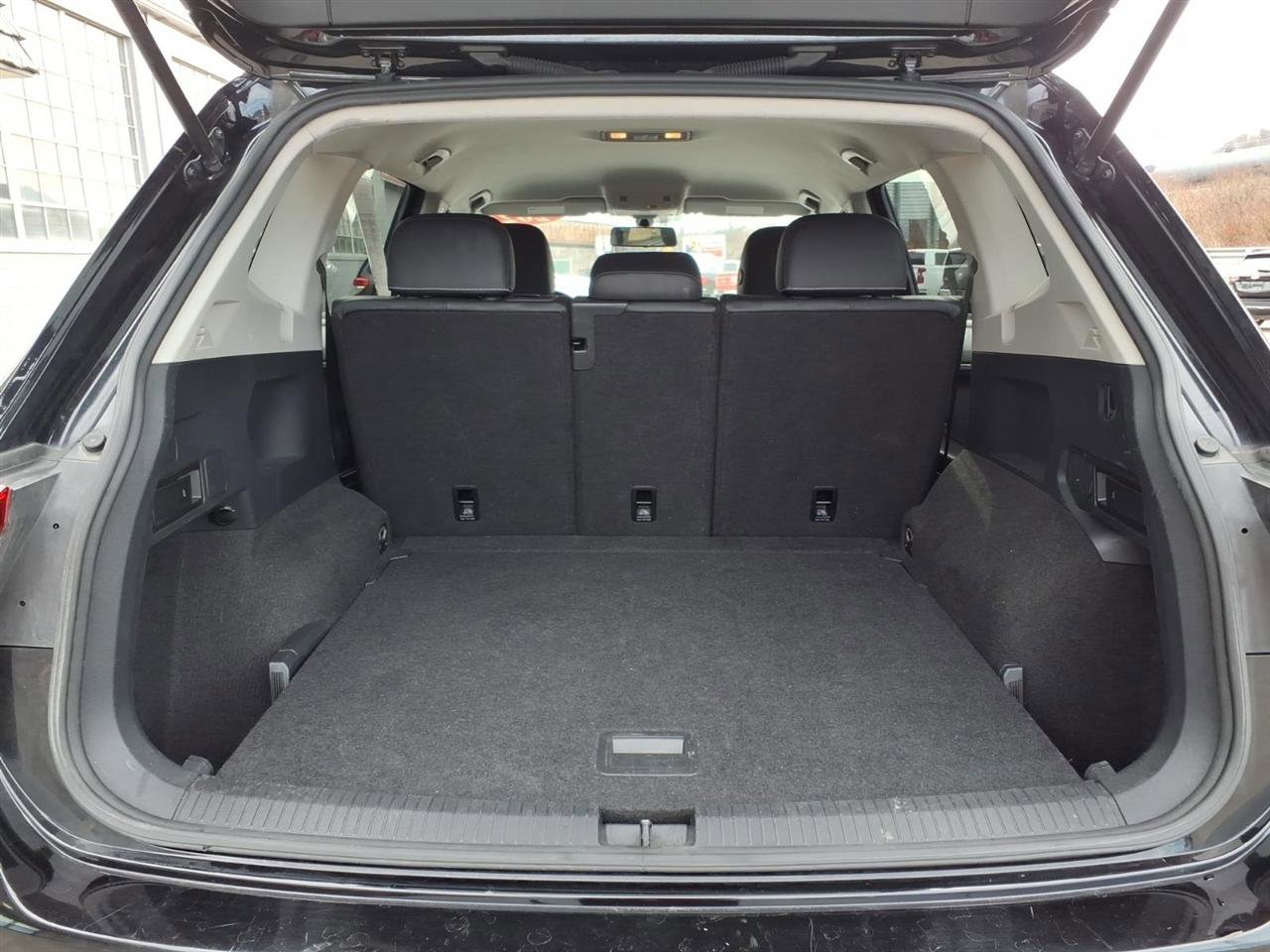 Used 2021 Volkswagen Tiguan SE image 9