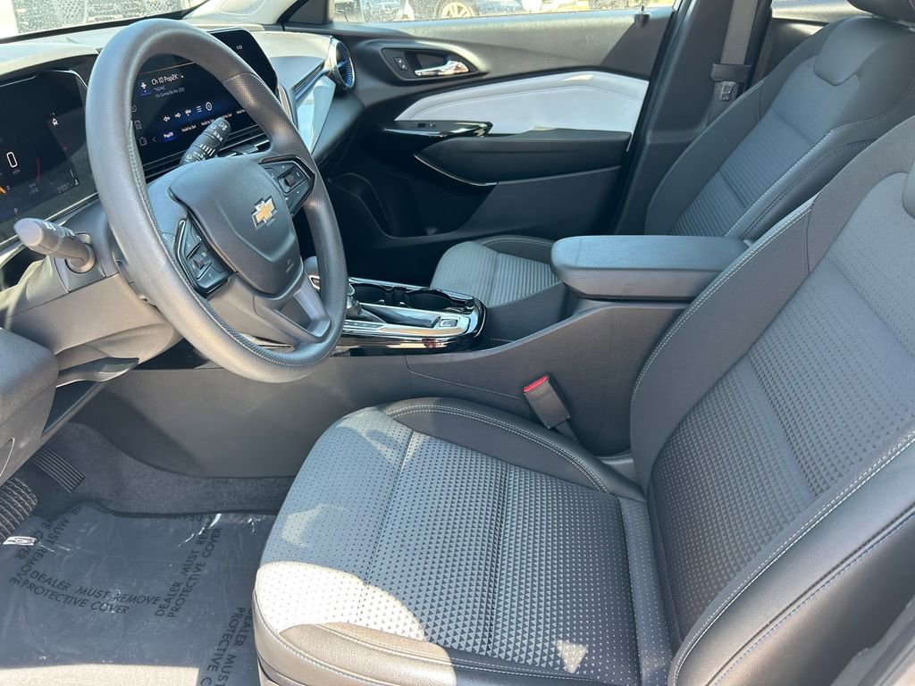 Used 2025 Chevrolet Trax LT FWD image 11