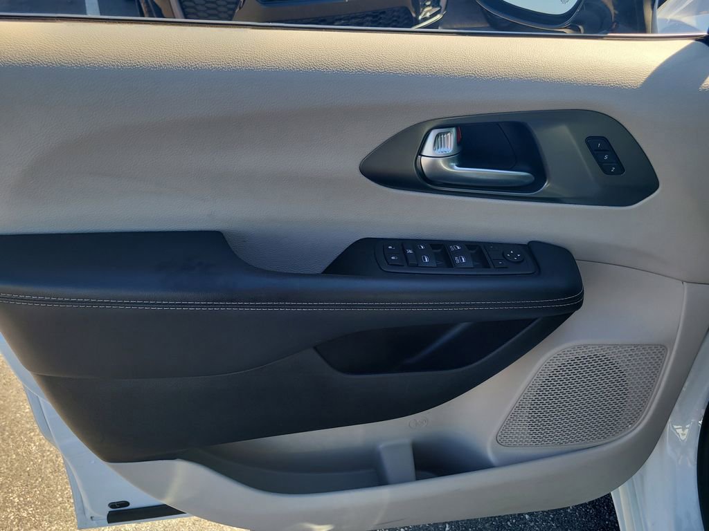 Used 2024 Chrysler Pacifica Touring-L image 14