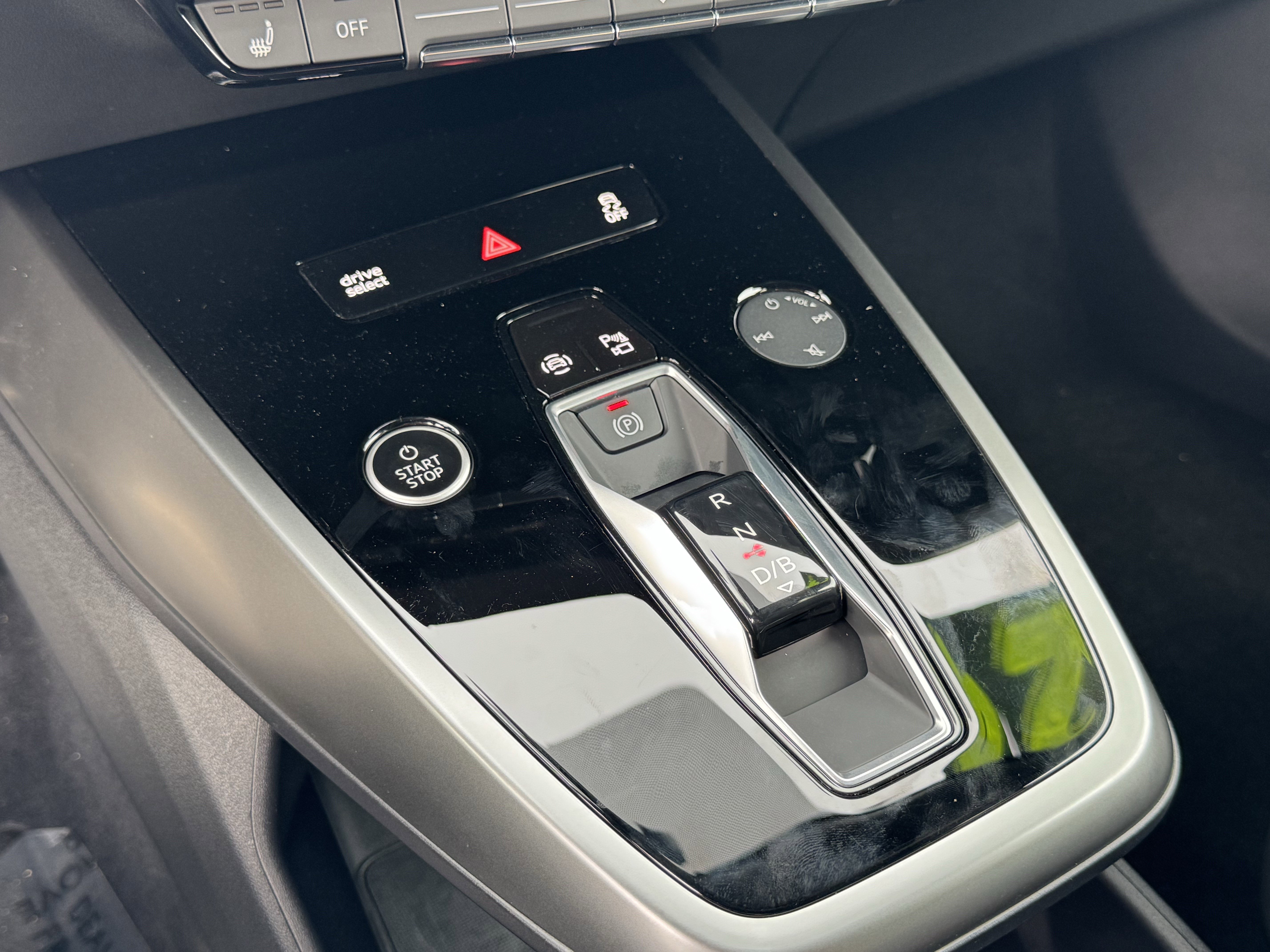 Used 2024 Audi Q4 e-tron Premium w/ Convenience Package image 25