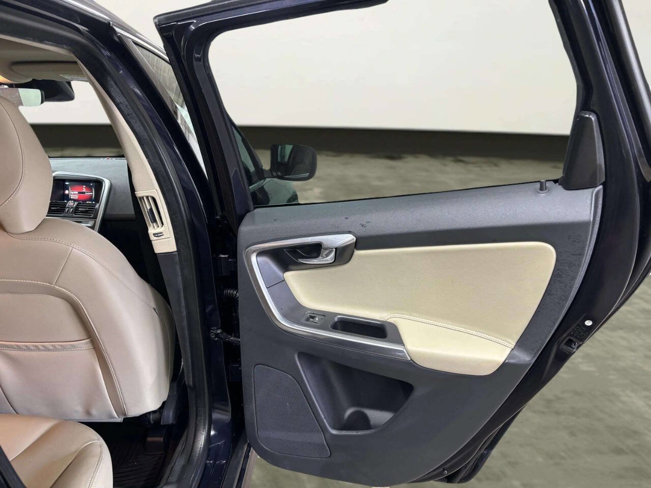 Used 2016 Volvo XC60 T6 w/ Proximity Package AWD/4WD image 19