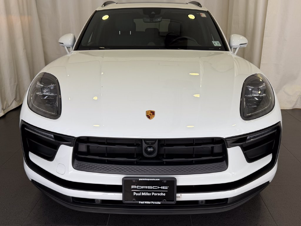 Certified 2026 Porsche Macan AWD/4WD image 6