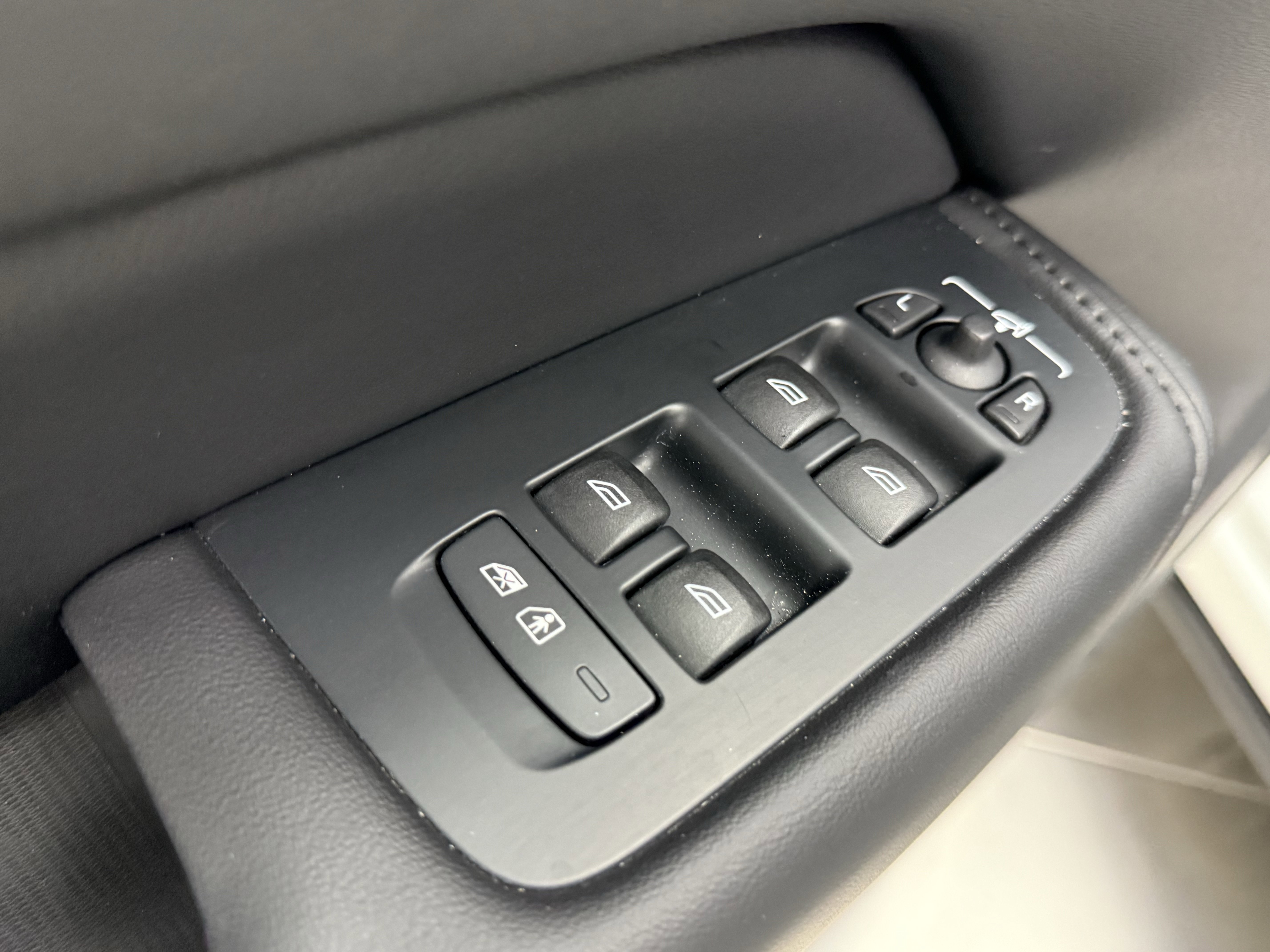 Certified 2025 Volvo XC60 B5 Plus image 11