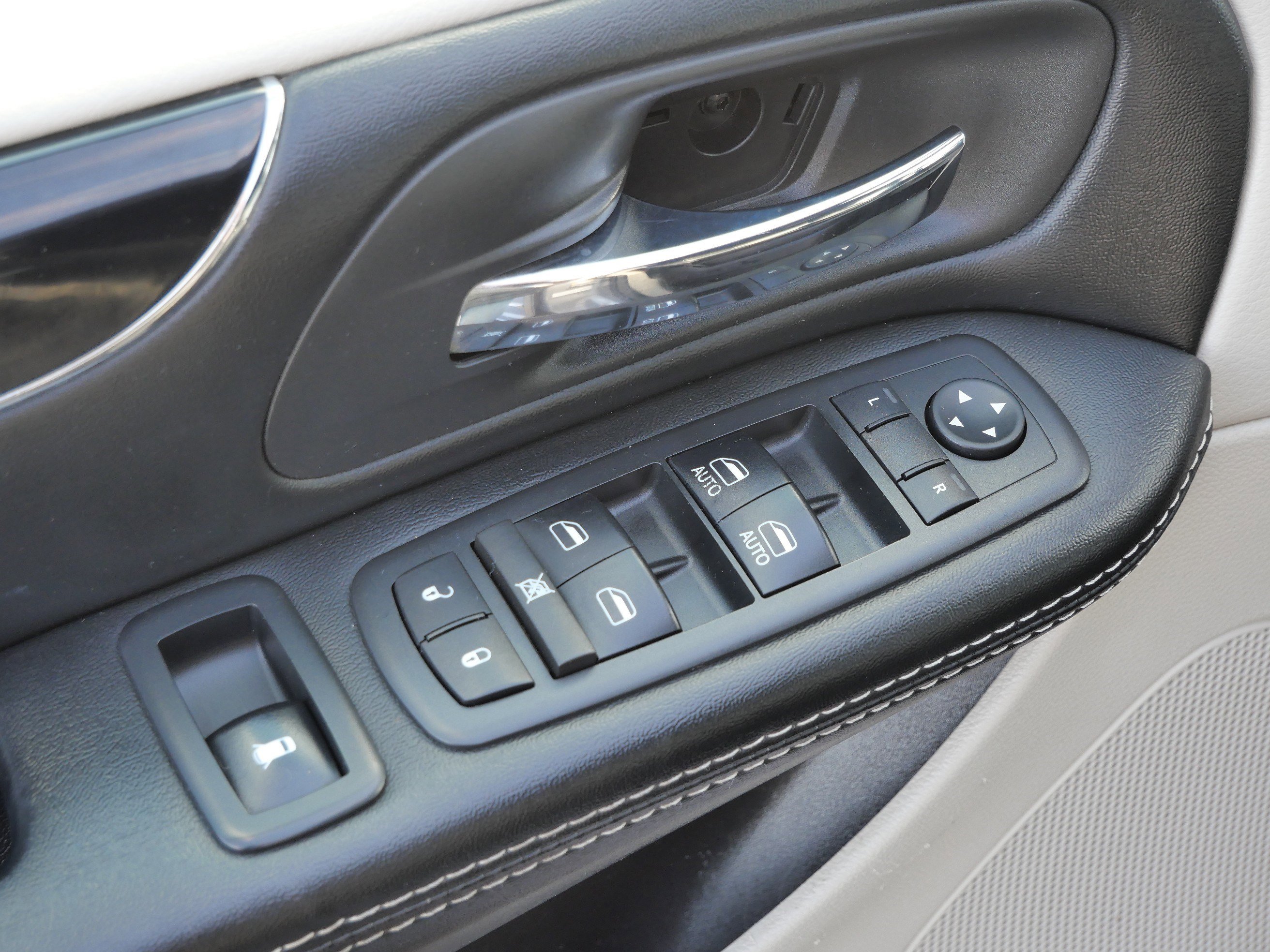 Used 2017 Dodge Grand Caravan SXT image 19