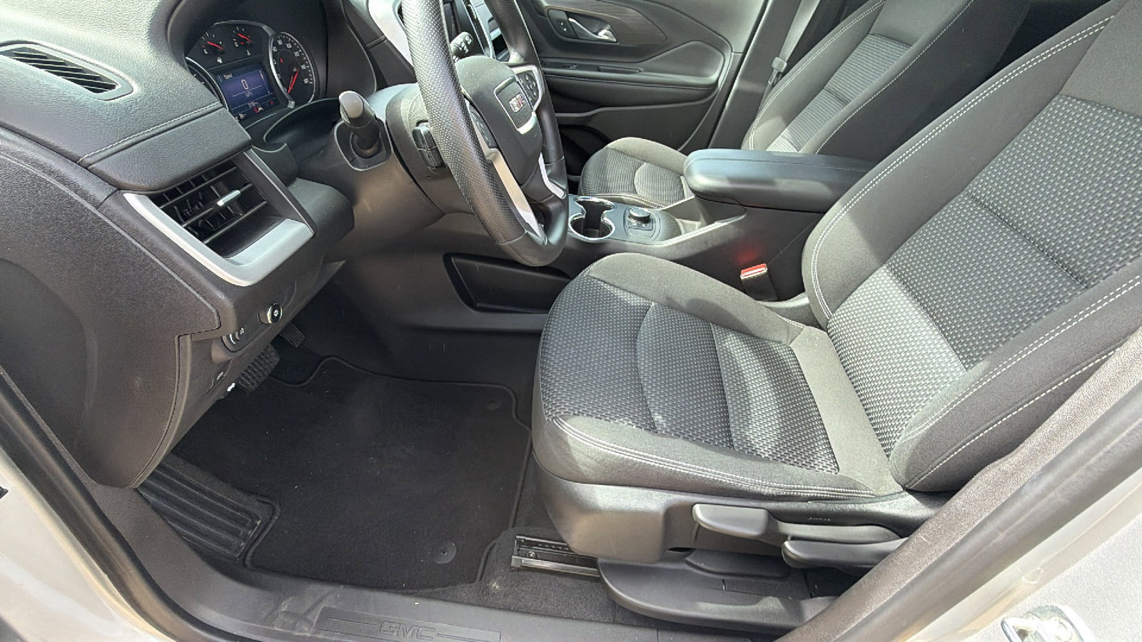 Used 2022 GMC Terrain SLE FWD image 16
