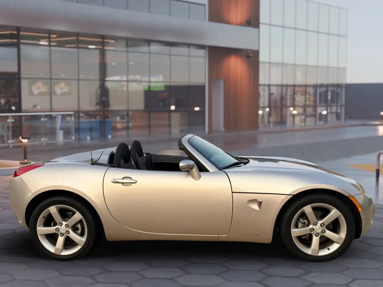 Used 2007 Pontiac Solstice Convertible RWD image 4
