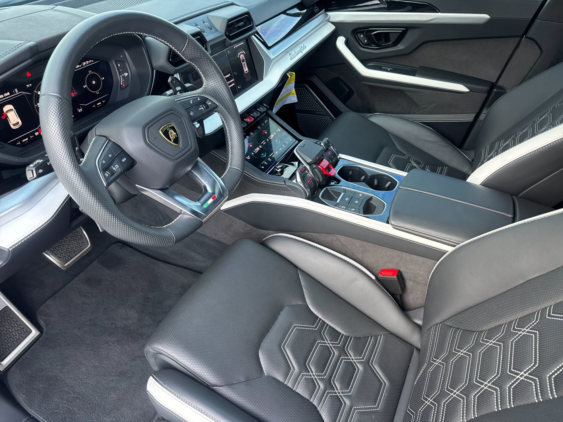 Used 2025 Lamborghini Urus SE AWD/4WD image 14