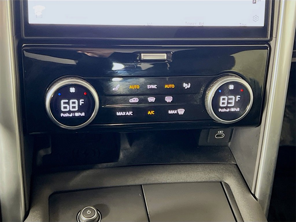 Used 2025 Land Rover Discovery Metropolitan Edition image 16