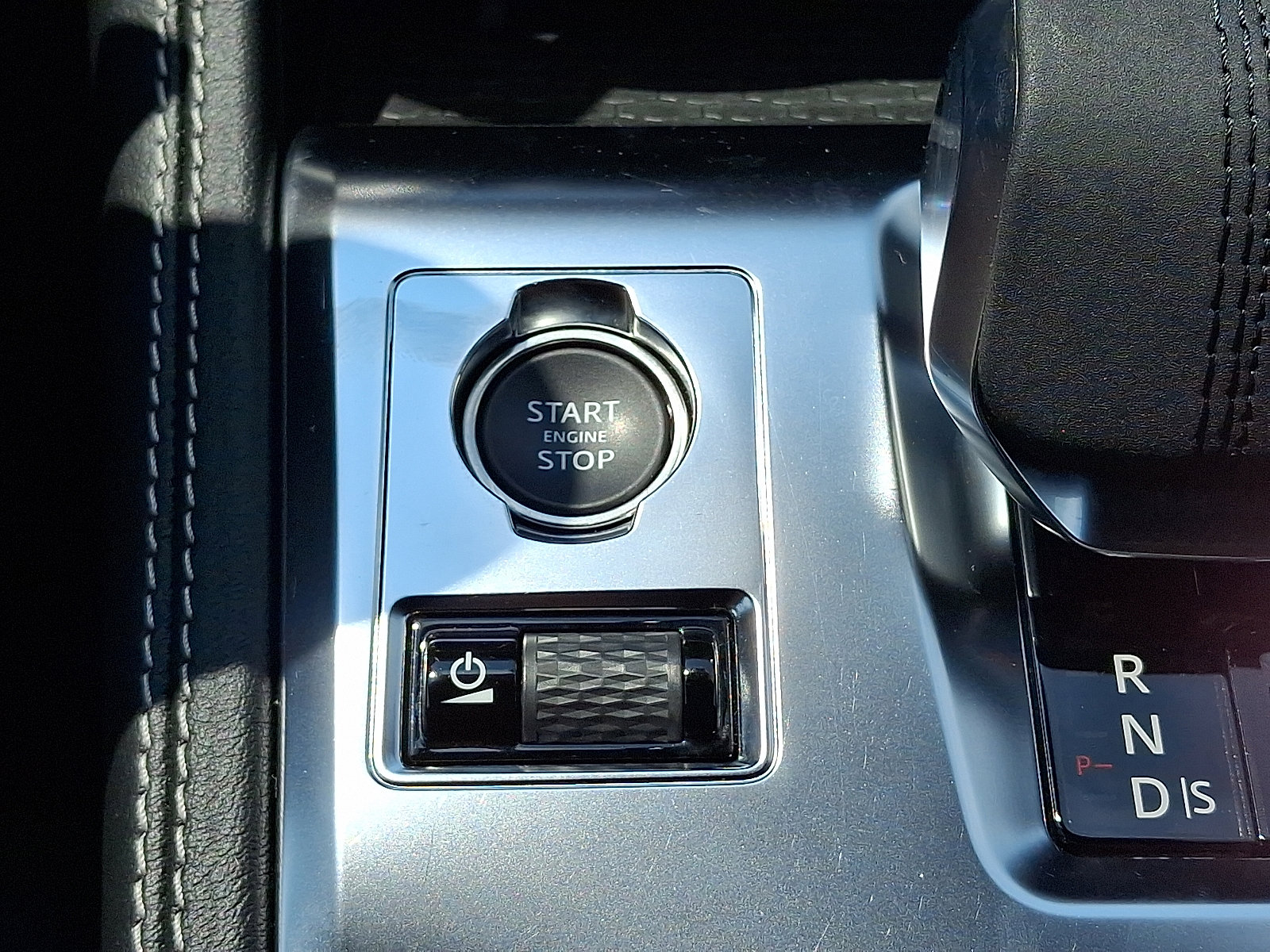 Certified 2025 Jaguar F-PACE R-Dynamic S image 25