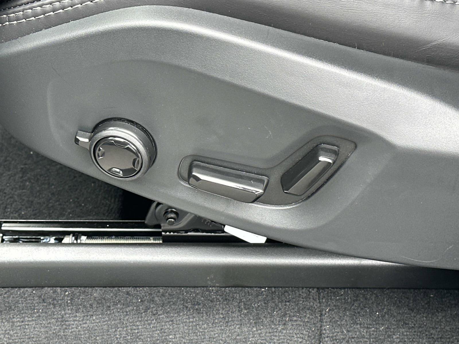 Certified 2024 Volvo XC90 B6 Ultimate w/ Lounge Package image 18