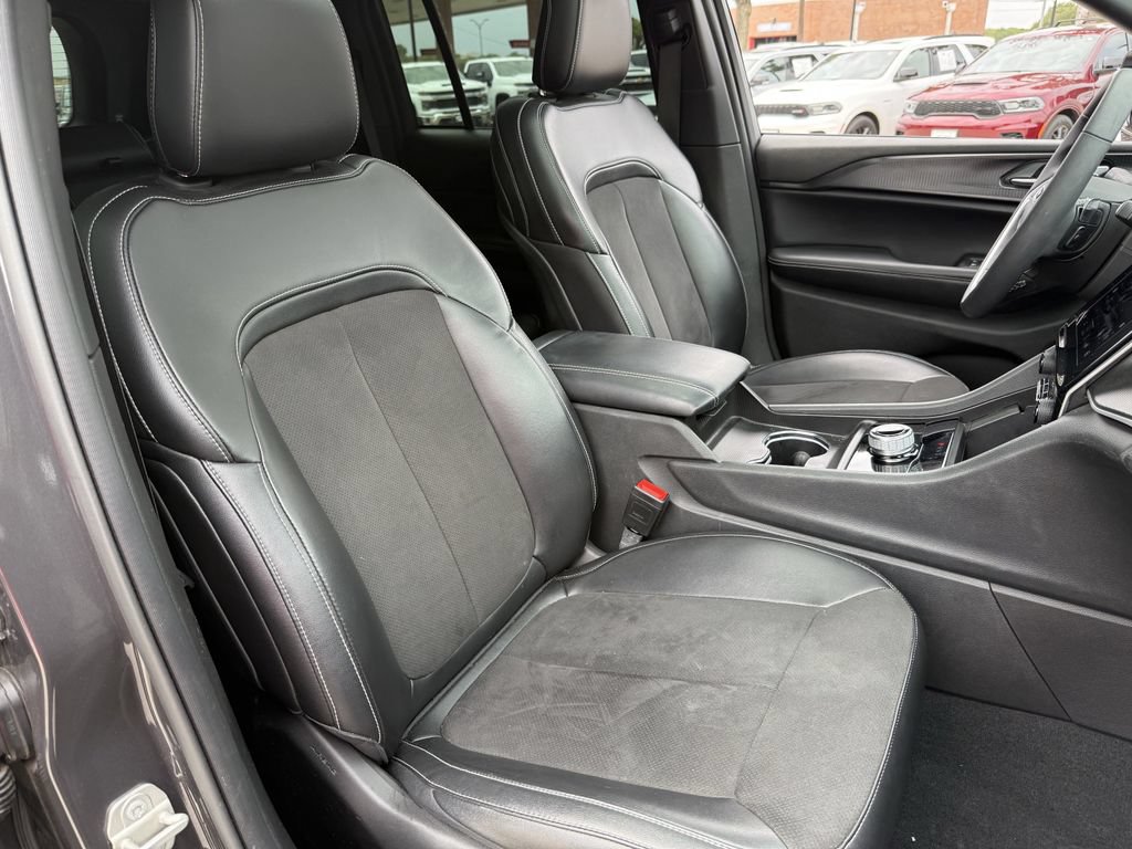 Used 2023 Jeep Grand Cherokee Altitude AWD/4WD image 26