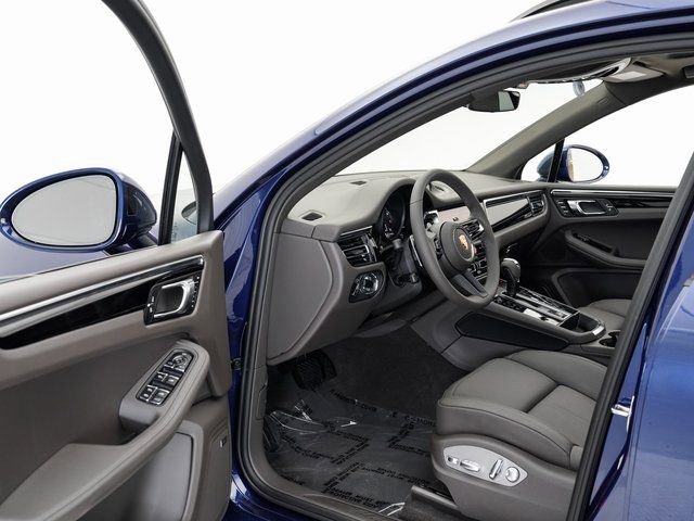 Certified 2025 Porsche Macan image 7