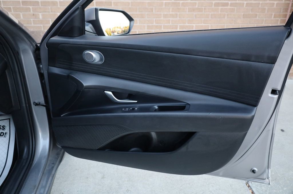 Used 2025 Hyundai Elantra SE w/ Cargo Package image 23