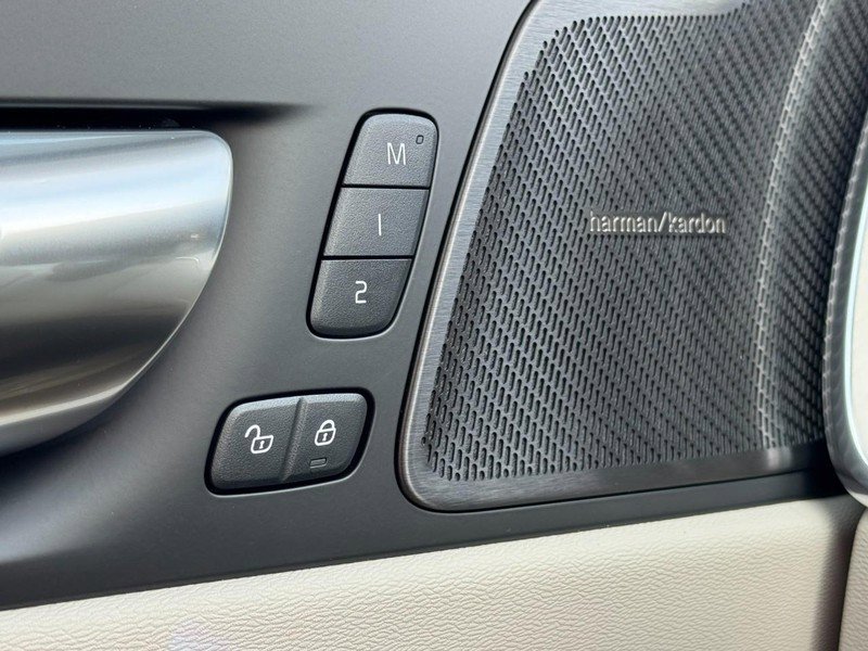 New 2026 Volvo XC60 T8 Ultra w/ Protection Package Premier image 10