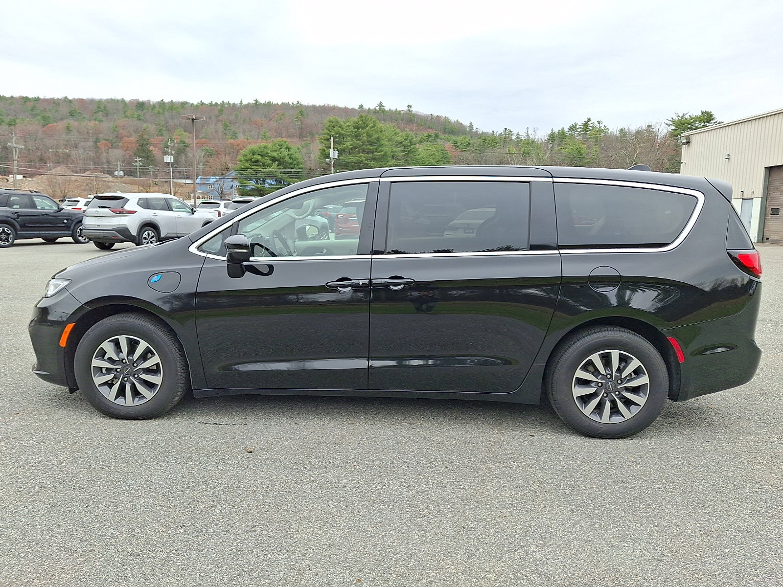 Used 2024 Chrysler Pacifica Select image 6