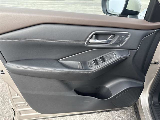 Used 2023 Nissan Rogue Platinum w/ Platinum Premium Package image 12