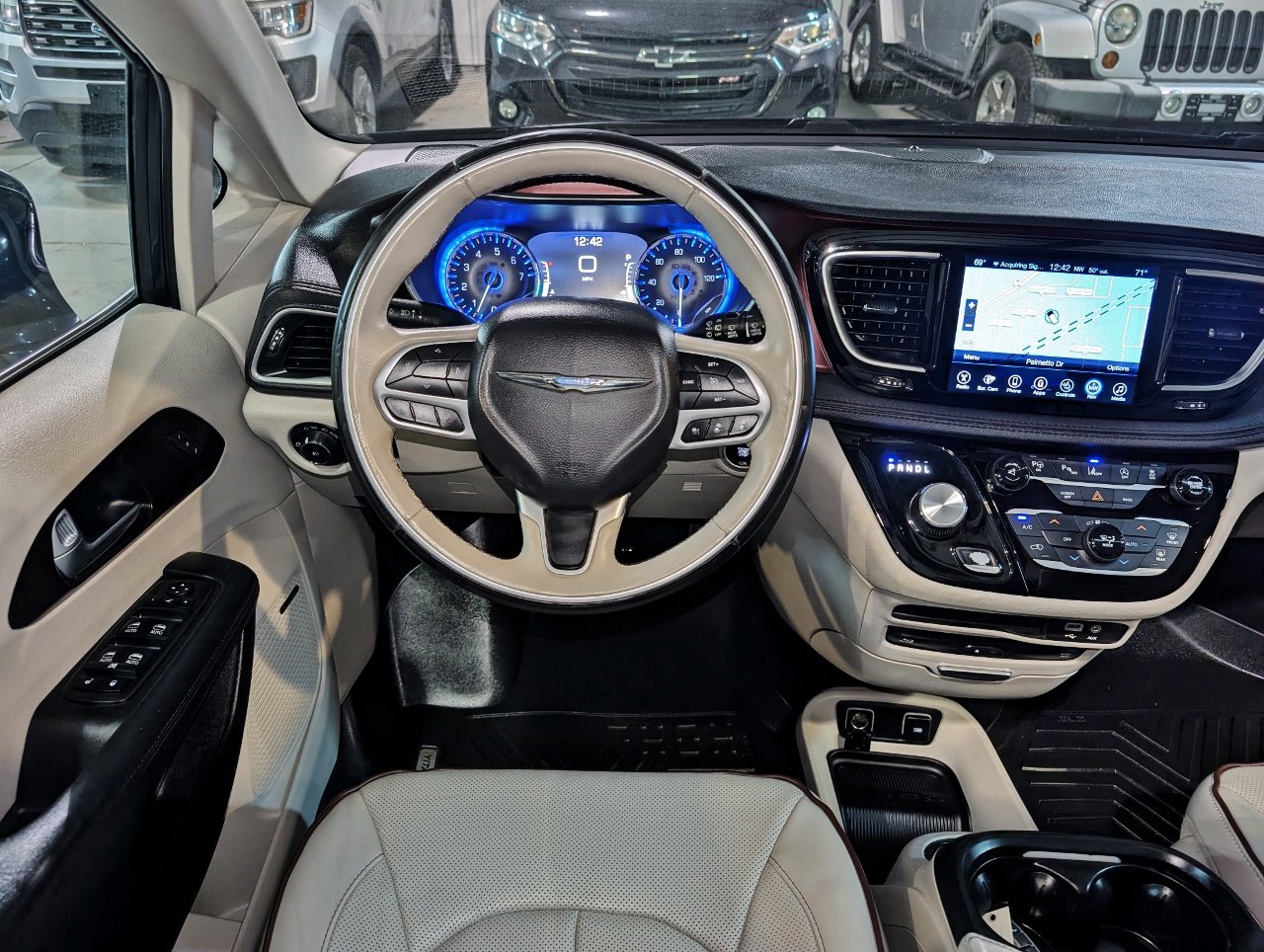 Used 2017 Chrysler Pacifica Limited image 5