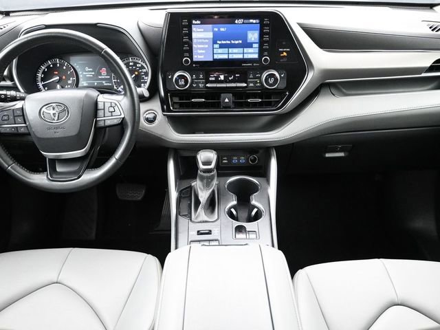 Used 2022 Toyota Highlander XLE image 18