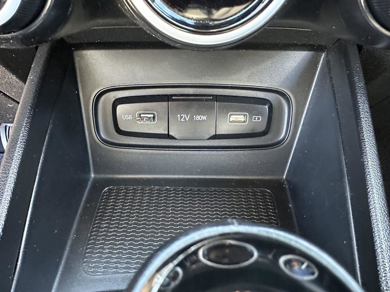 Used 2022 Hyundai Venue Limited image 30