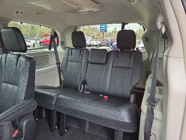 Used 2016 Chrysler Town & Country Touring-L FWD image 29