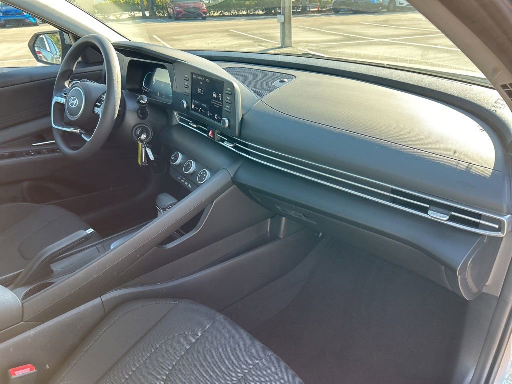 Used 2025 Hyundai Elantra SE image 40