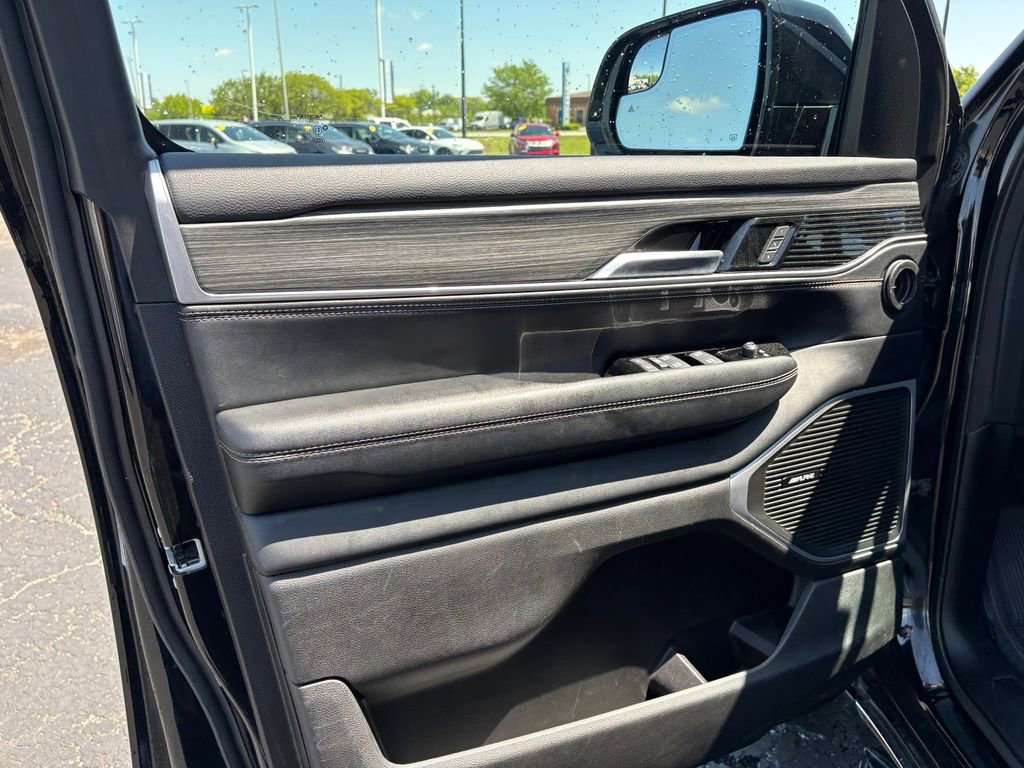 Used 2024 Jeep Wagoneer L Series II w/ Flexible Seating Group AWD/4WD image 14