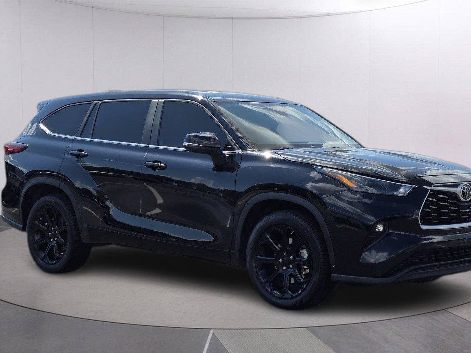 Used 2023 Toyota Highlander LE FWD image 3