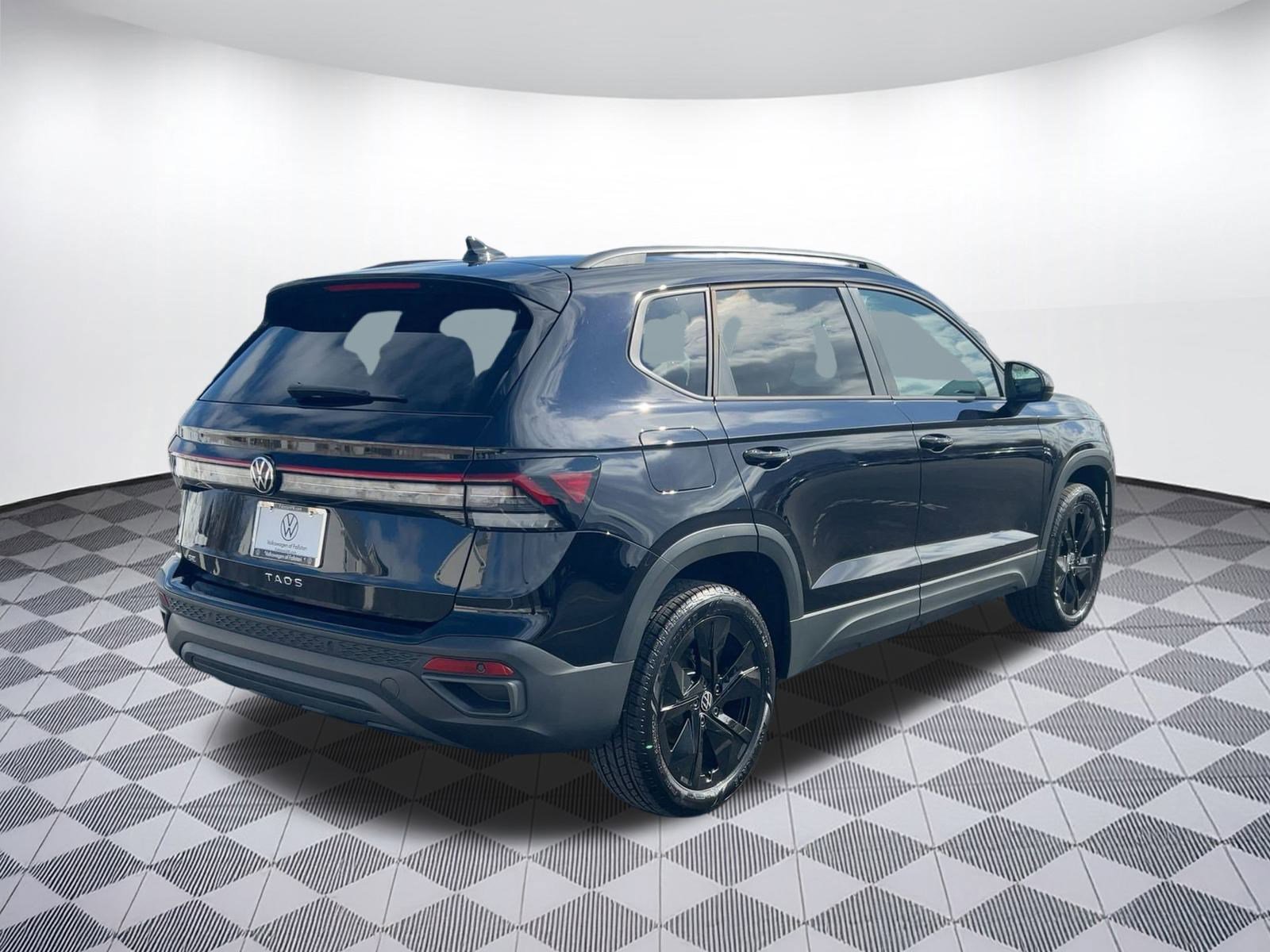 Used 2025 Volkswagen Taos SE image 9