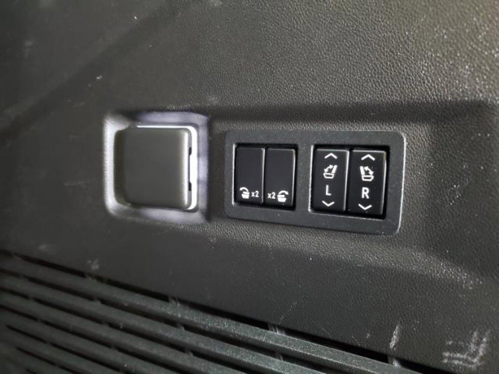 Used 2021 GMC Yukon Denali w/ Denali Premium Package image 10