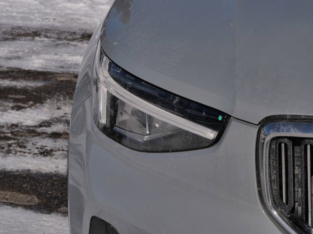 Used 2024 Volvo XC40 B5 Core image 3