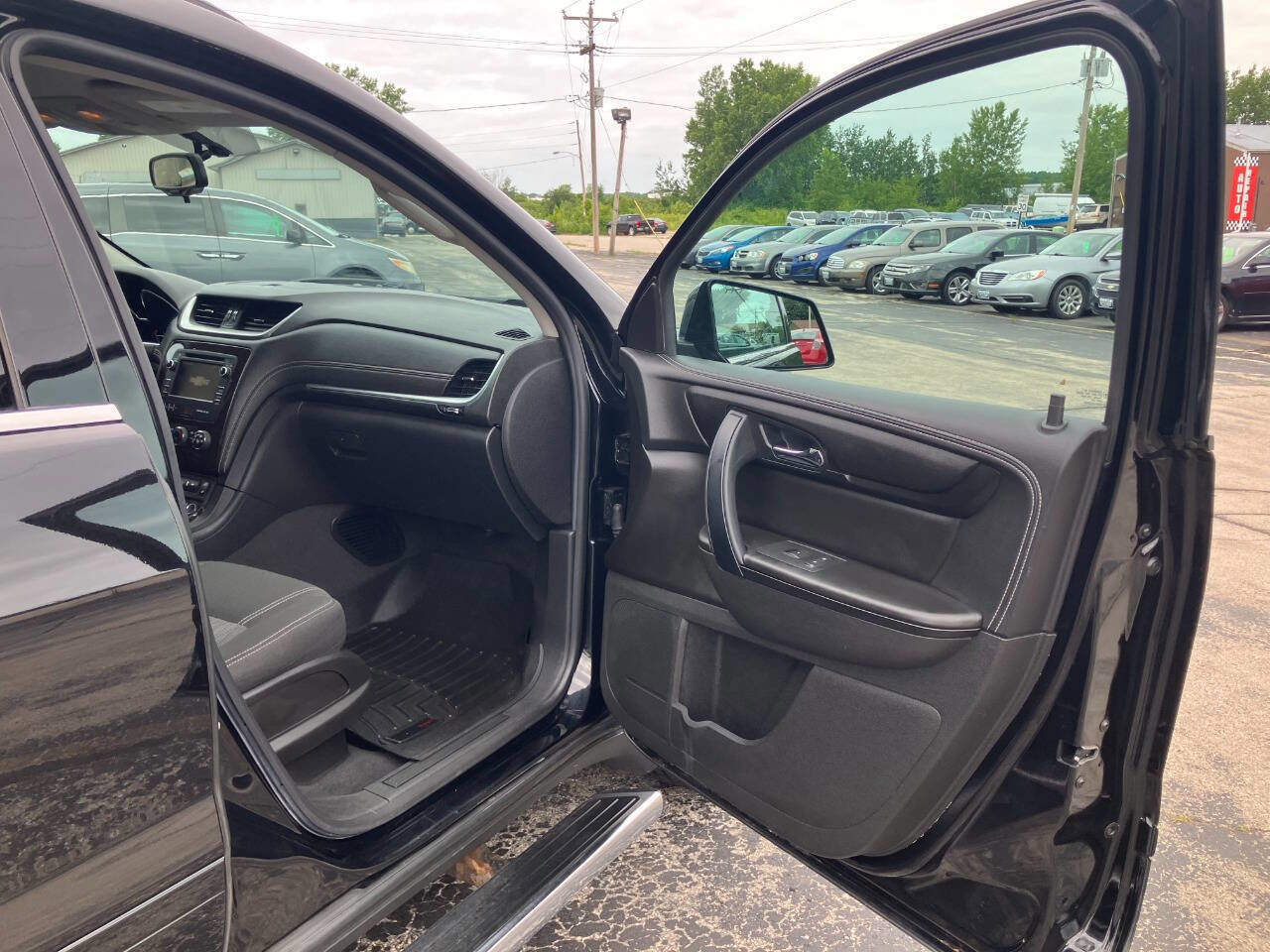 Used 2017 Chevrolet Traverse LT image 14