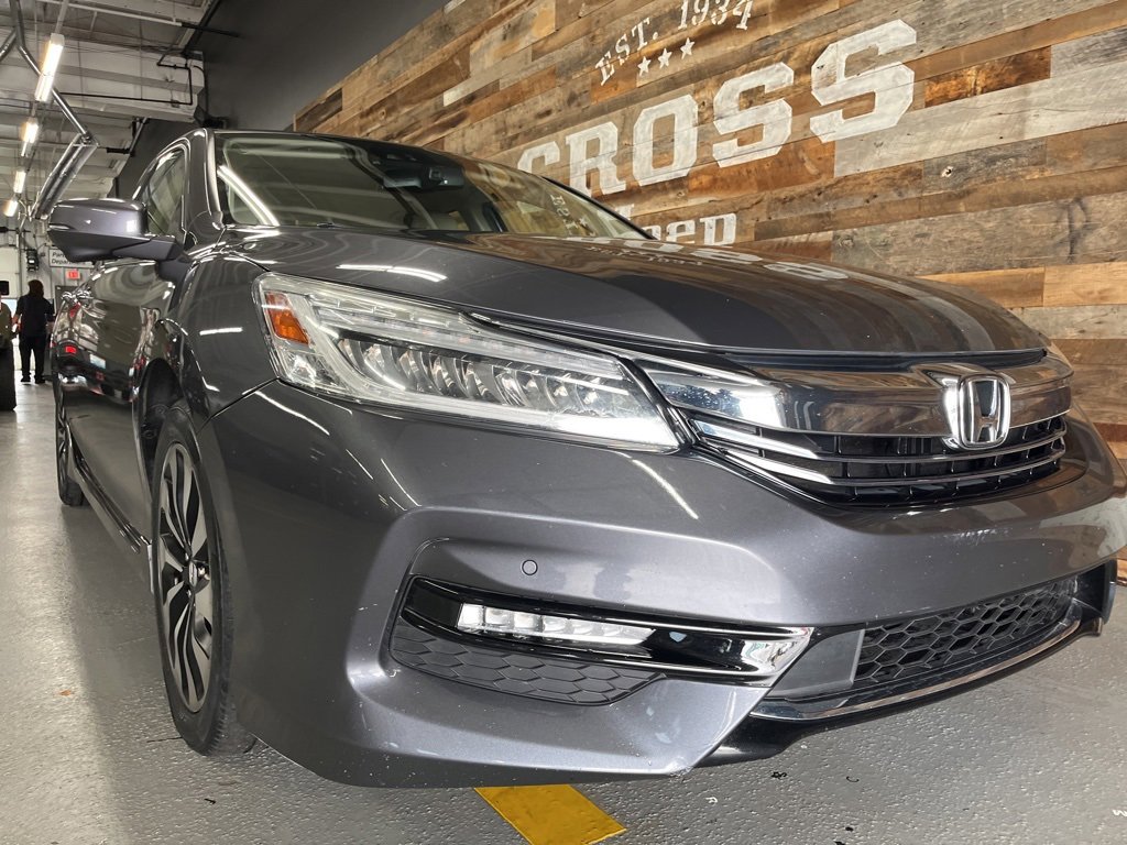 Used 2017 Honda Accord Touring image 4
